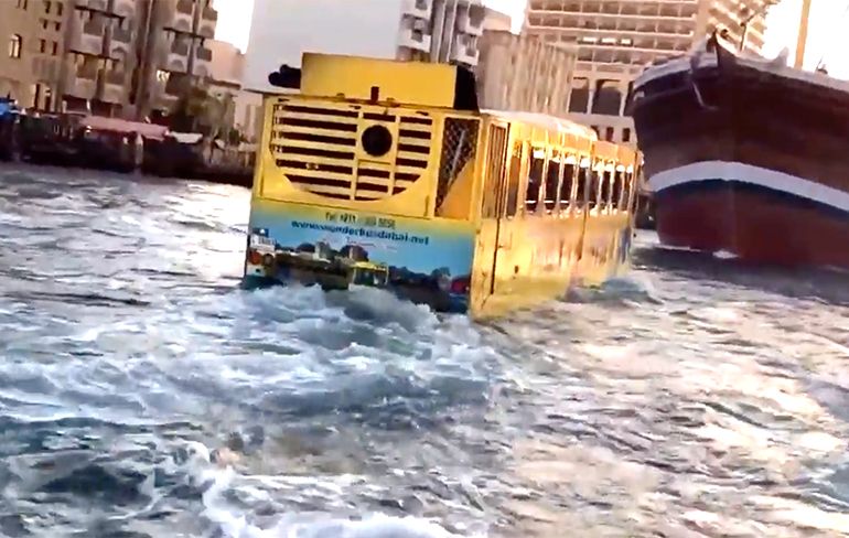 Kapitein van de Wonder Bus in Dubai heeft zijn dag niet