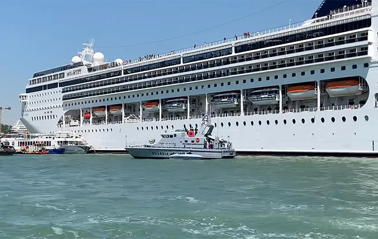 Kapitein verliest controle over cruiseschip in Venetië