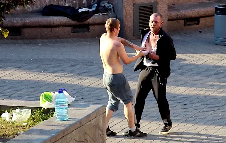 Karma grijpt in: Pestkop in Kiev daagt de verkeerde uit