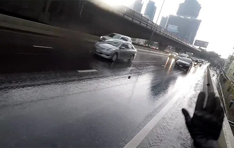 Karmapunten voor poesjes reddende motorrijder in Bangkok
