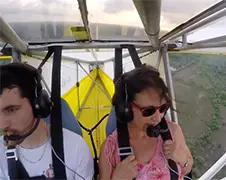 Kat vliegt mee met Ultra Light vliegtuigje