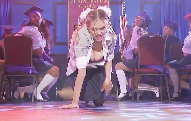Kate Upton doet Baby One More Time van Britney Spears in Lip Synch Battle