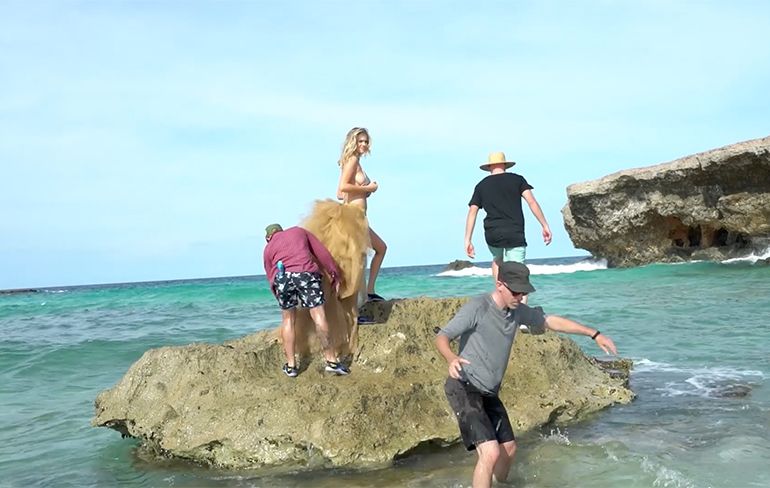 Kate Upton door golf van rots gegooid tijdens topless Photoshoot