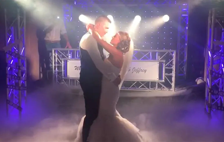 Keihard stampen op de bruiloft van Jeffrey en Jennifer!