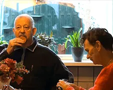Kersemus 2013: Tiny en Lau tuigen kerstboom op!
