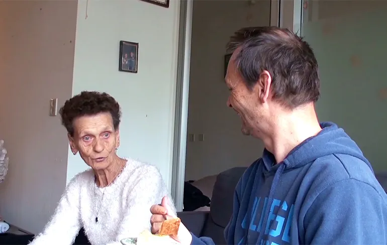 Kersemus 2018: Tiny en zoon Lau Jr tuigen de kerstboom op