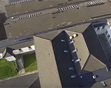 Kiddo's op dak van school rennen voor Quadcopter
