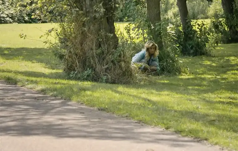 Kijk, achter die boom zit een blondje te poepen...