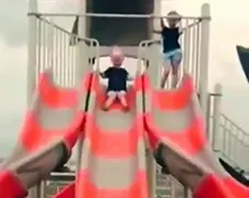 Kijk eens papa, ik ga van de glijbaan!