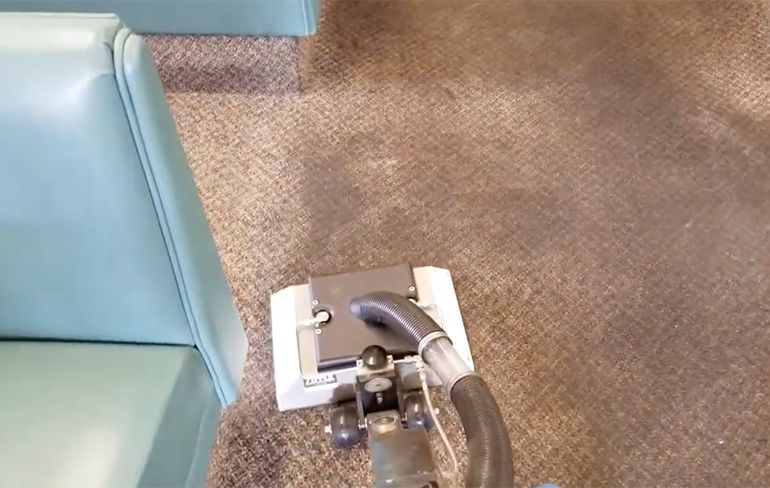 Kijken naar hoe goor tapijt wordt gereinigd werkt rustgevend