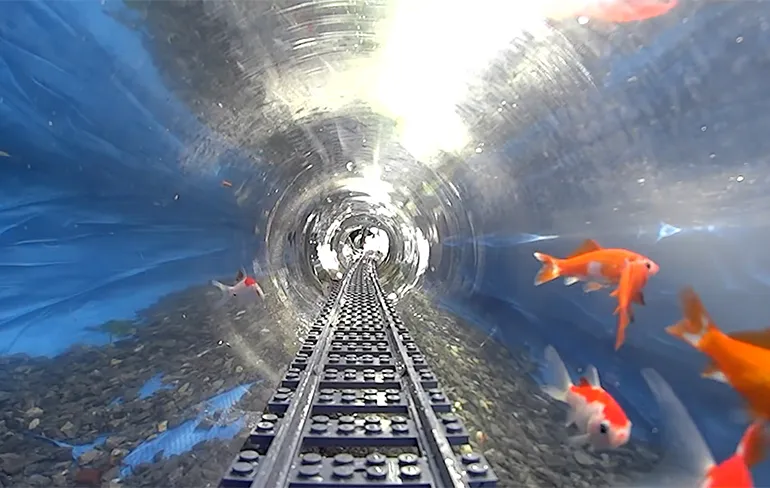 Kijken naar Lego trein met visjes is erg vermakelijk!