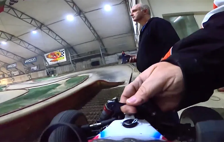 Kijken naar professionele R/C auto met GoPro camera is moddervet