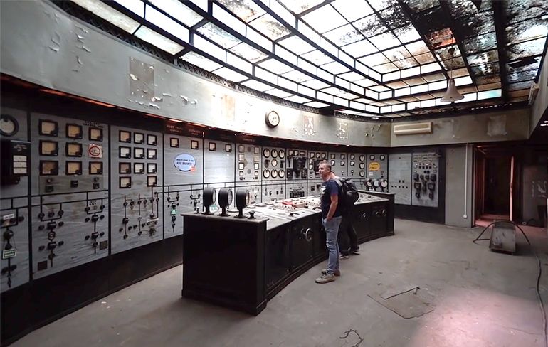 Kijkje in een mooie controlekamer in verlaten elektriciteitscentrale in Roemenie