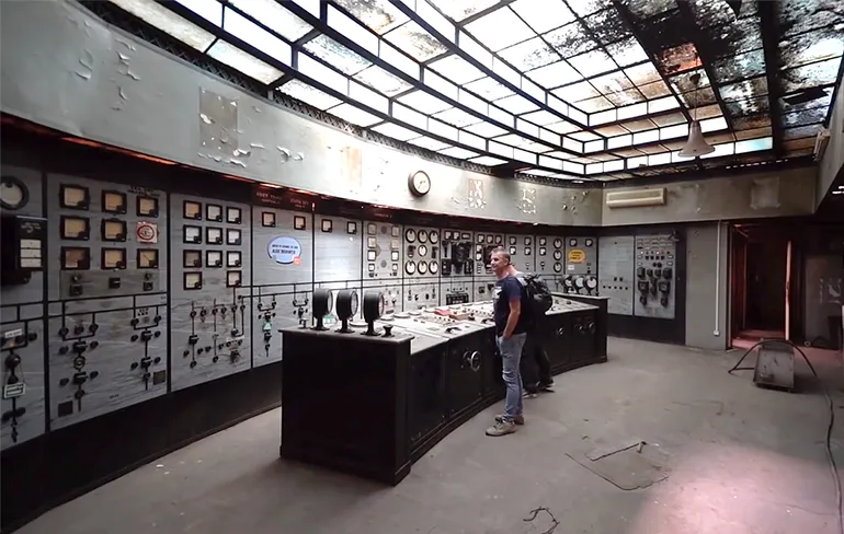 Kijkje in een mooie controlekamer in verlaten elektriciteitscentrale in Roemenie