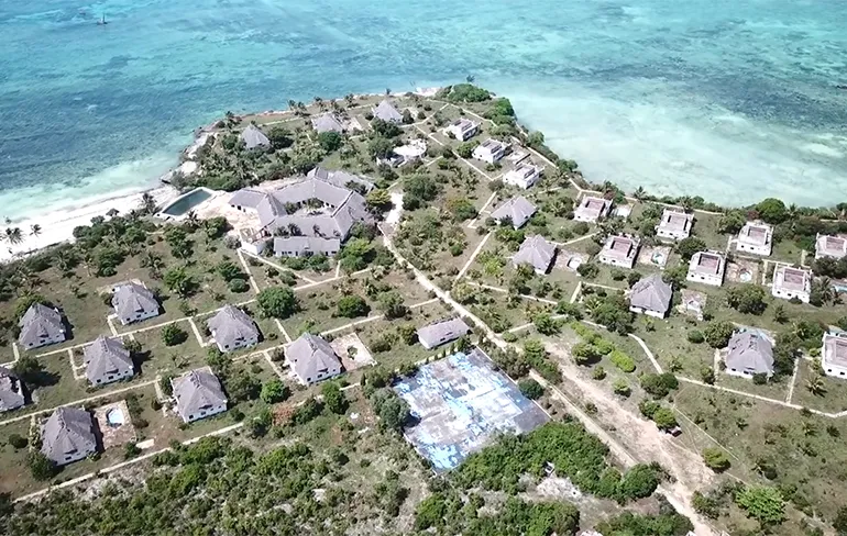 Kijkje in een verlaten, maar ooit heel luxueus resort in Zanzibar