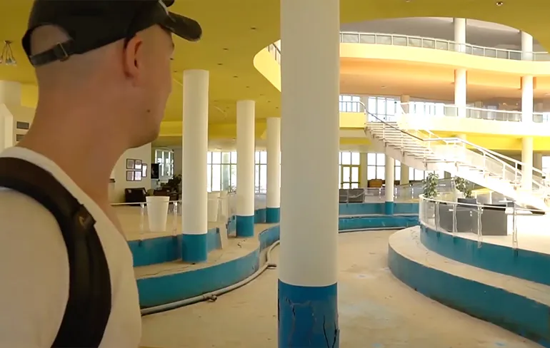 Kijkje in een verlaten vakantieresort met 12 zwembaden in Egypte