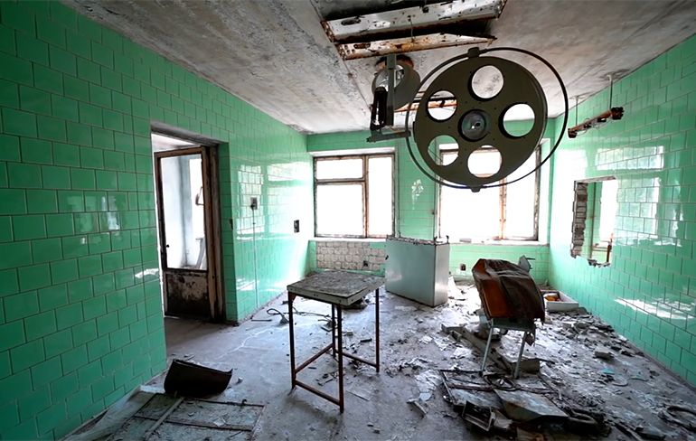 Kijkje in het verlaten ziekenhuis van Tsjernobyl