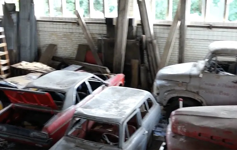 Kijkje in verlaten gebouw vol zeldzame auto's