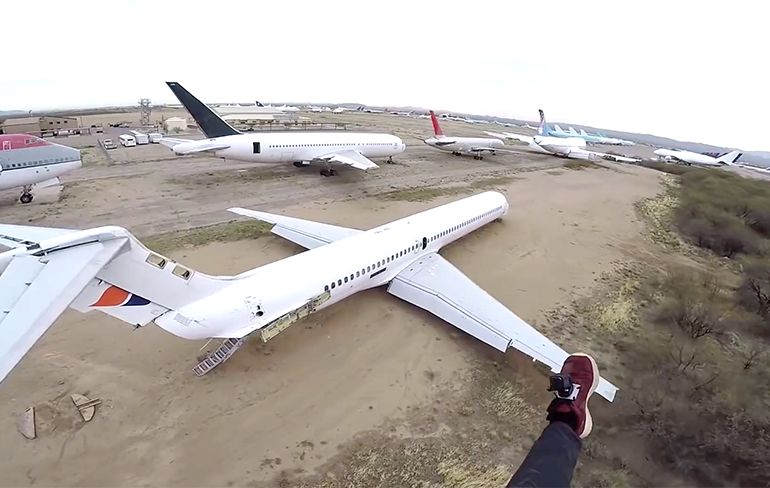 Kijkje van bovenaf en dichtbij bij honderden verlaten vliegtuigen in de woestijn