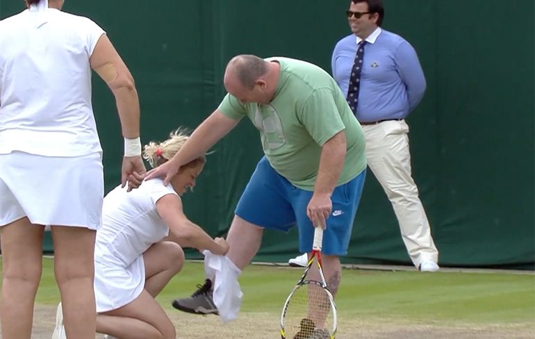Kim Clijsters laat man rokje aan trekken op Wimbledon
