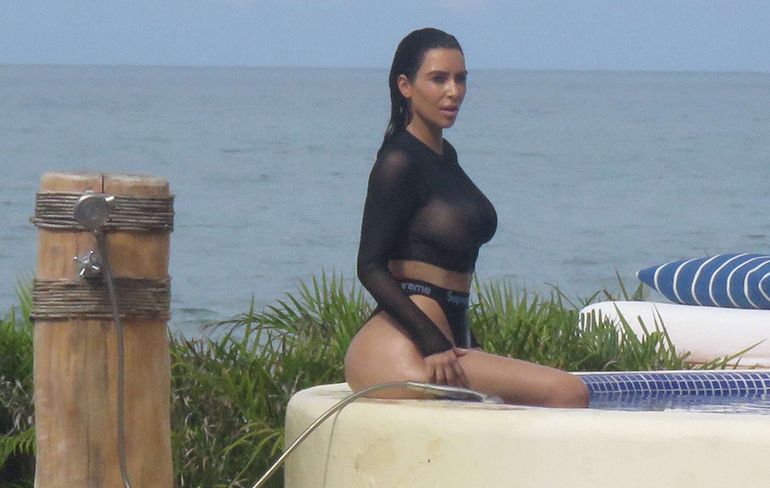 Kim Kardashian nog steeds op vakantie en de boel schijnt nog lekker door!