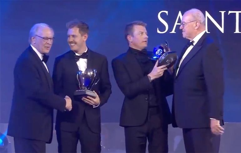 Kimi Räikkönen klein beetje dronken op gala van wereldautosportbond FIA