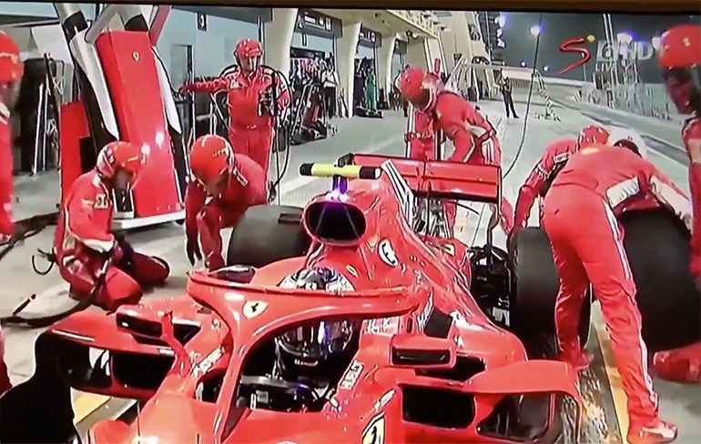 Kimi Raikkonen rijdt been van monteur kapot in Bahrein