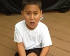 Kind heeft inzinking door hondenstront