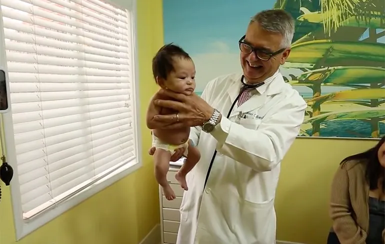 Kinderarts laat zien hoe je huilende baby's stil krijgt