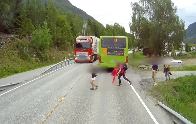Kinderen denken even de weg over te kunnen steken...