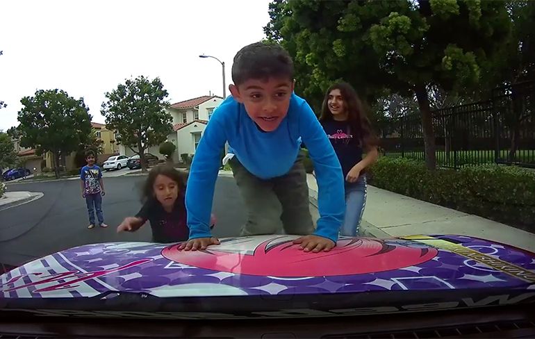 Kinderen gebruiken auto als klimrek