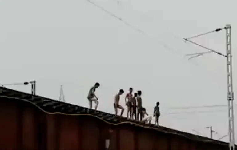 Kinderen in India halen levensgevaarlijke stunt uit op een brug