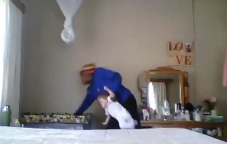 Kinderjuffrouw betrapt op mishandelen 9 maanden oude baby