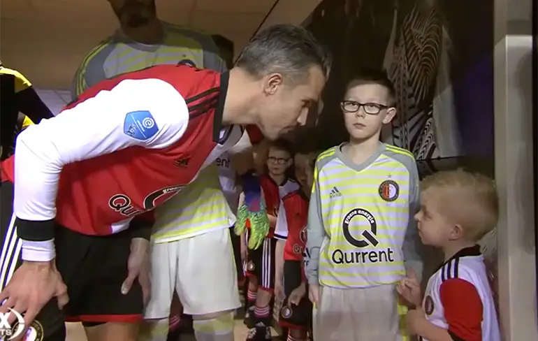 Kindervriend Robin van Persie geeft mannetje dag van zijn leven