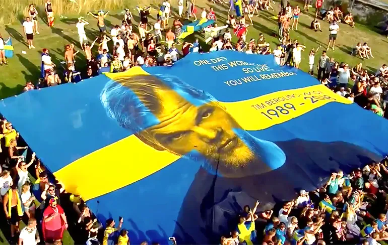 Kippenvel moment op Tomorrowland: Fans herdenken Avicii met spandoek
