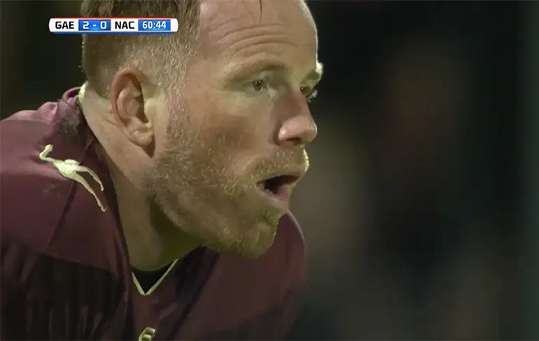 Kippenvel momentje: You'll never walk alone voor NAC-keeper Ten Rouwelaar