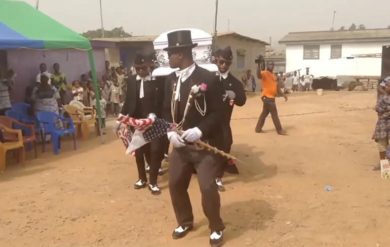 Kistdragers in Ghana maken er een waar feestje van