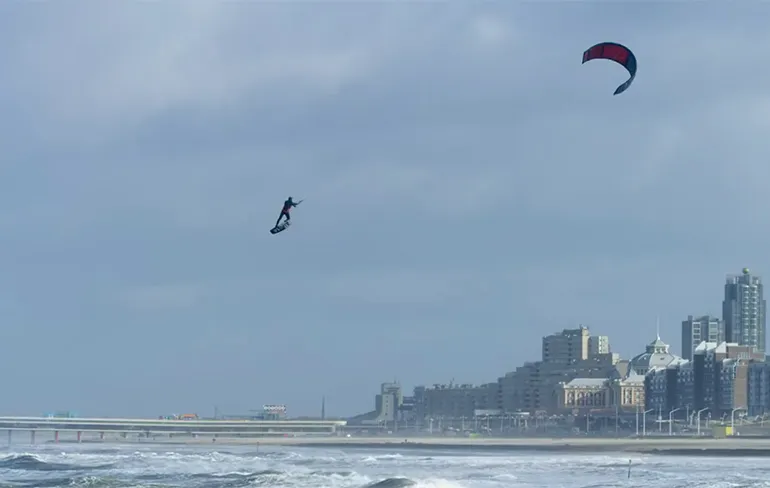 Kitesurfer Kevin de Smidt heeft genoten van storm Ciara