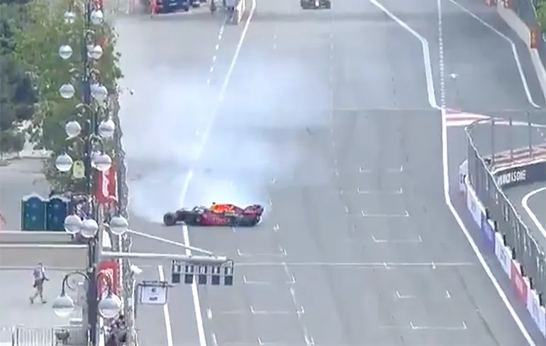 Klapband oorzaak dat Max Verstappen NIET Grand Prix van Azerbeidzjan wint!