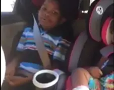 Klein mannetje vindt nog een baby geen succes