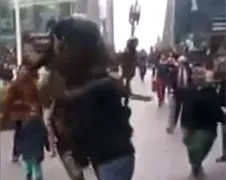 Klein meisje enorm geschrokken van Predator Cosplayer