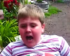 Klein Russisch etterbakje bang voor klein hondje