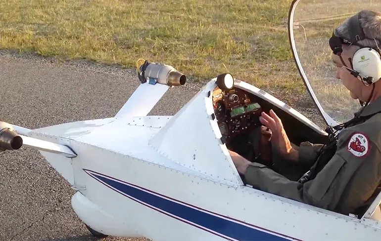 Kleinste vliegtuig ter wereld voorzien van twee mini straalmotoren