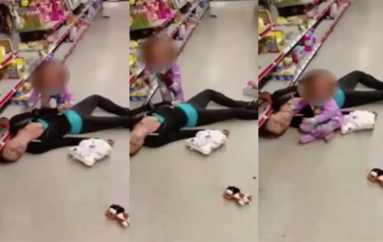 Kleuter probeert moeder in winkel wakker te maken na overdosis