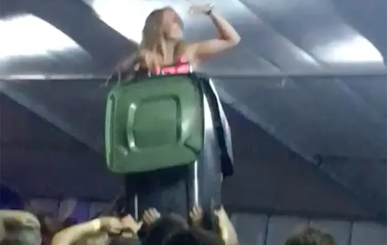 Kliko surfen op Ameland Beach Rugby toernooi