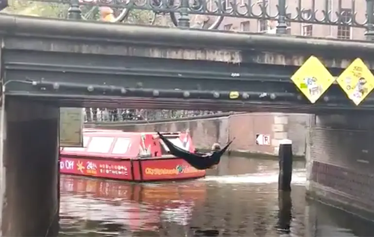 Klimaatactivisten houden boten tegen in hangmat onder brug, gaat fout!