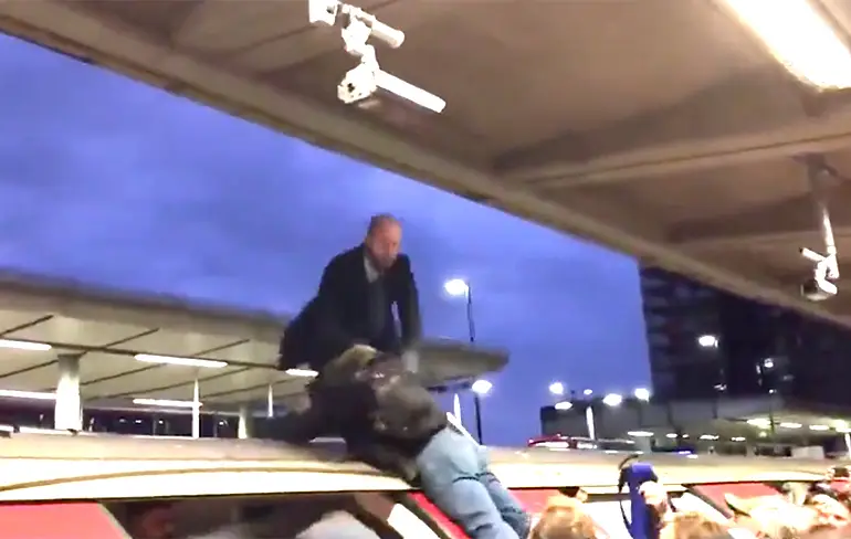 Klimaatactivisten in Londen van metro getrokken door reizigers