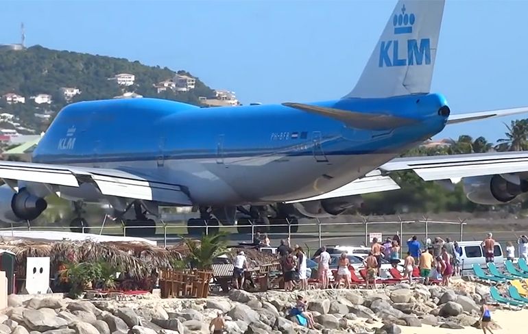 KLM Boeing 747 blaast mensen de zee in op Sint Maarten
