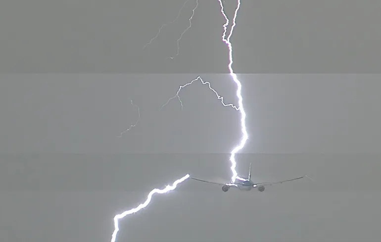 KLM toestel met bestemming Lima geraakt door bliksem