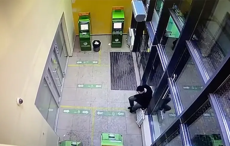 Klusje voor verwarmingsmonteur in ruimte van geldautomaten